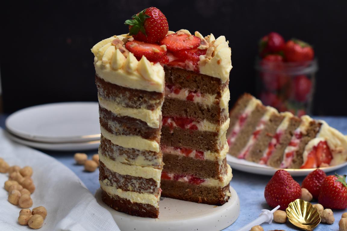 Naked cake noisette, pamplemousse & fraise